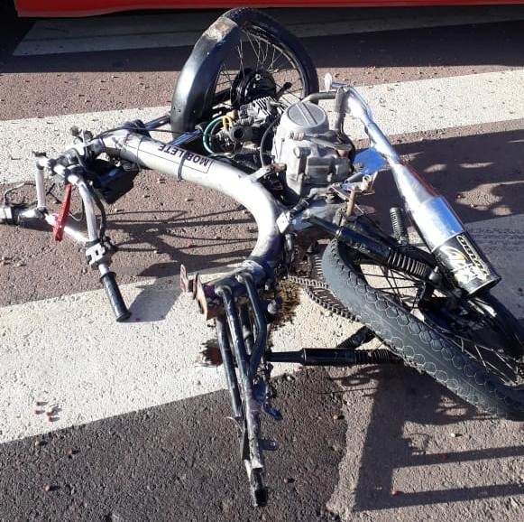 Camionete provoca acidente e foge do local após deixar jovem com fraturas