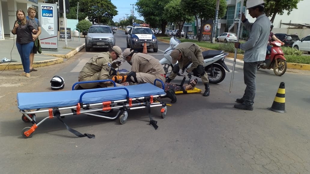 Carro invade preferencial e deixa motociclista ferida em cruzamento