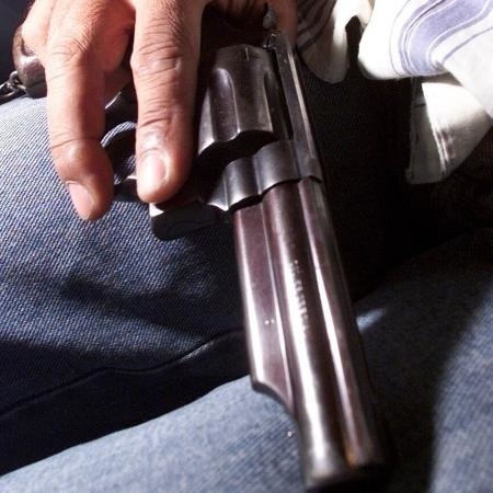Bolsonaro dá direito a porte de arma a políticos, advogados e jornalistas