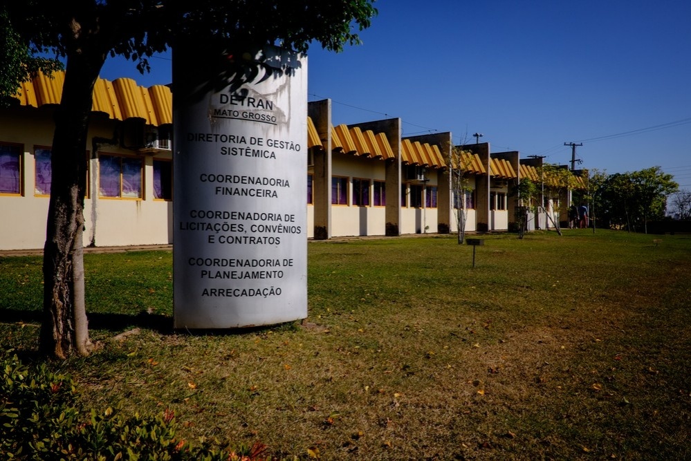 Governador de MT demite 25 servidores e cassa aposentadoria de outros 12 por envolvimento em venda ilegal de CNH