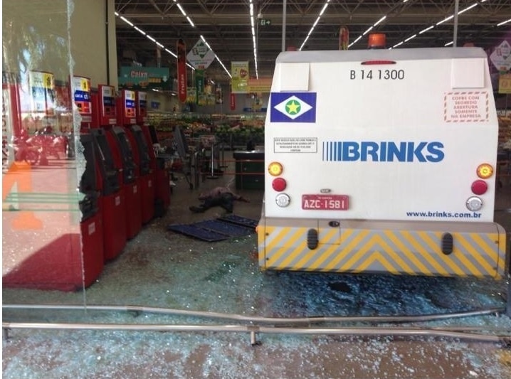 Tiroteio durante tentativa de assalto a carro-forte em supermercado de Cuiabá termina em mortes