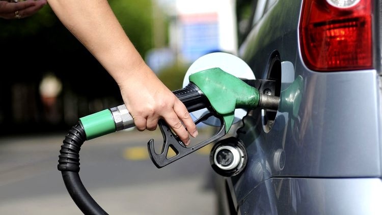 Governo aumenta preço da gasolina e litro passa a custar até R$ 5 em algumas cidades