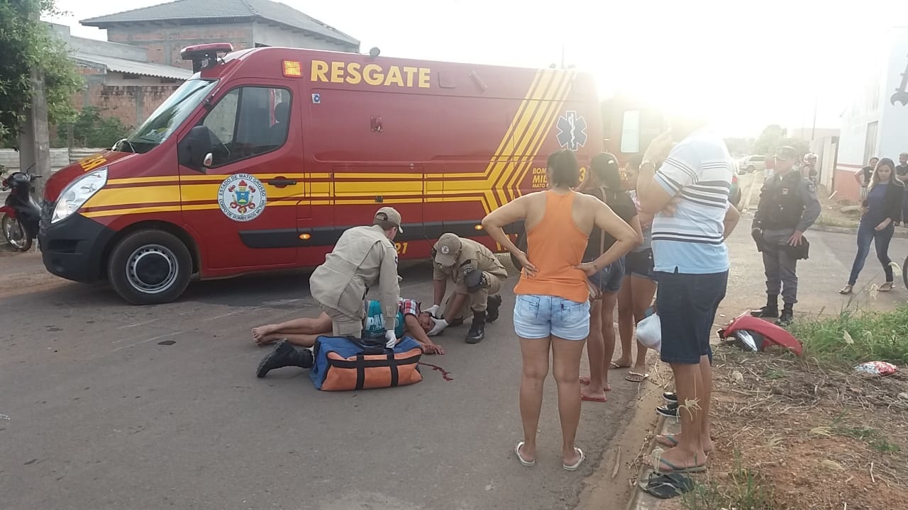 Acidente entre motos deixa mulher em estado grave