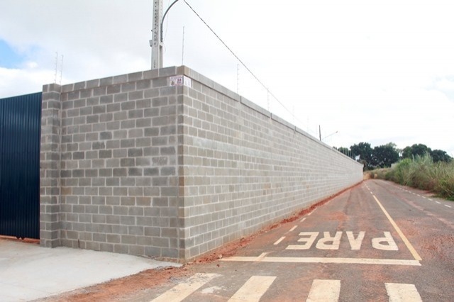 Prefeitura erra no projeto e empresa constrói muro em cima da rua