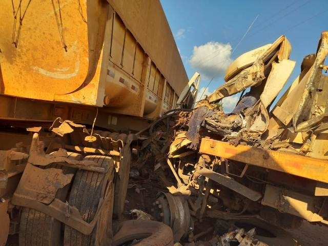 Motorista é dilacerado após acidente entre dois caminhões