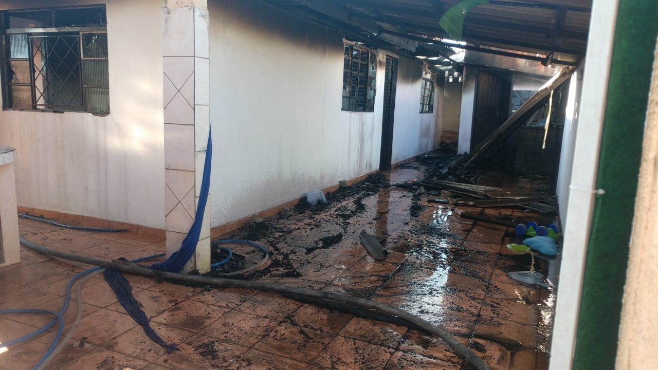 Casa pega fogo com quatro crianças sozinhas dentro