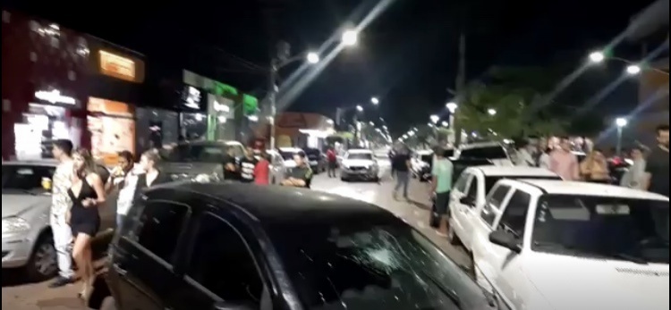 Carro desgovernado atinge nove veículos na madrugada