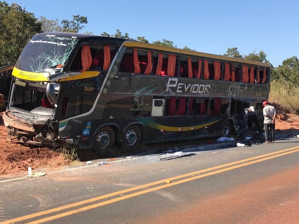 Advogado morre e 43 pessoas ficam feridas em acidente entre carro e ônibus em MT