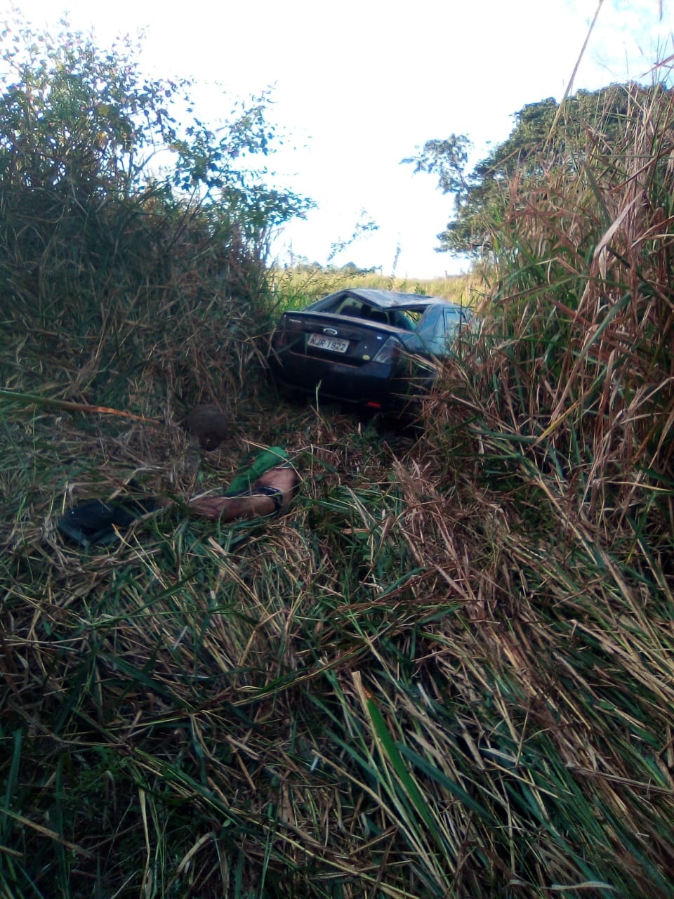 Motorista embriagado mata pedestre atropelado, abandona carro e é preso fugindo a pé