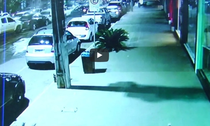 Veja imagens do momento em que carro atinge outros veículos em avenida