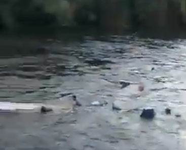 Homem desaparece em rio após colisão entre barcos; veja o vídeo