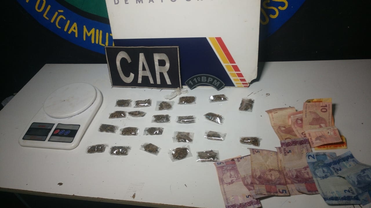 Jovem é detido após tentar fugir com porções de drogas