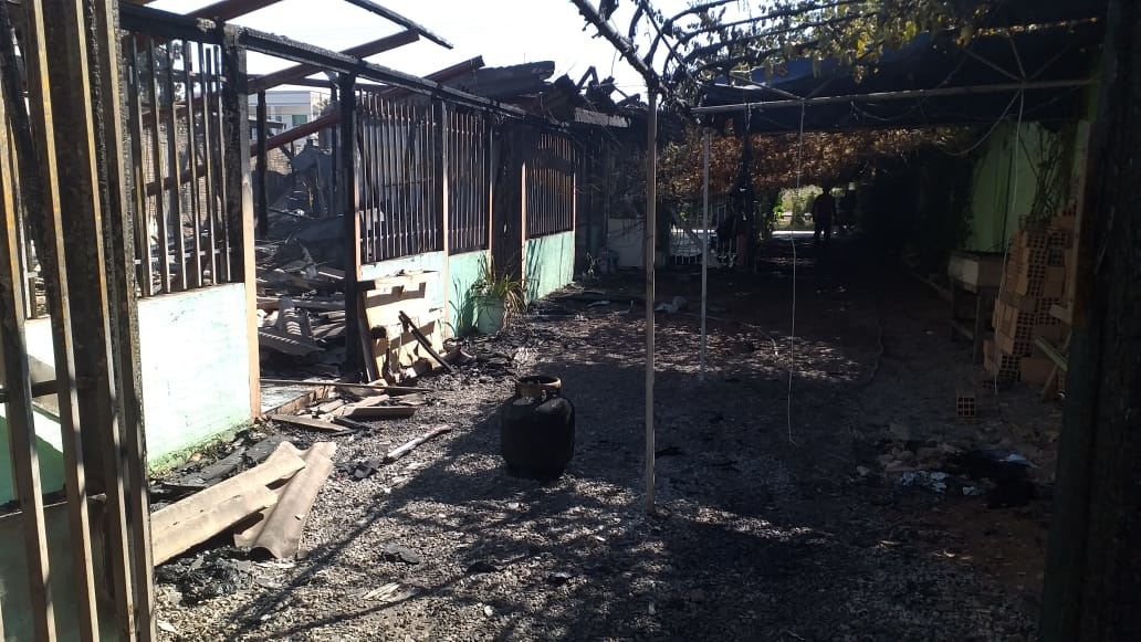 Incêndio criminoso deixa prejuízos para moradores de quitinetes