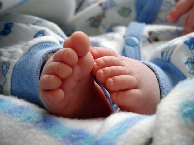 Bebê morre asfixiado enquanto dormia na cama dos pais