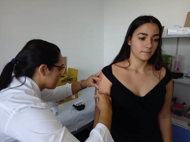 Estudantes e profissionais são vacinados para realizarem a Campanha Antirrábica Animal