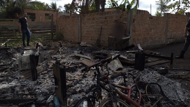 Corpo carbonizado é encontrado em residência queimada