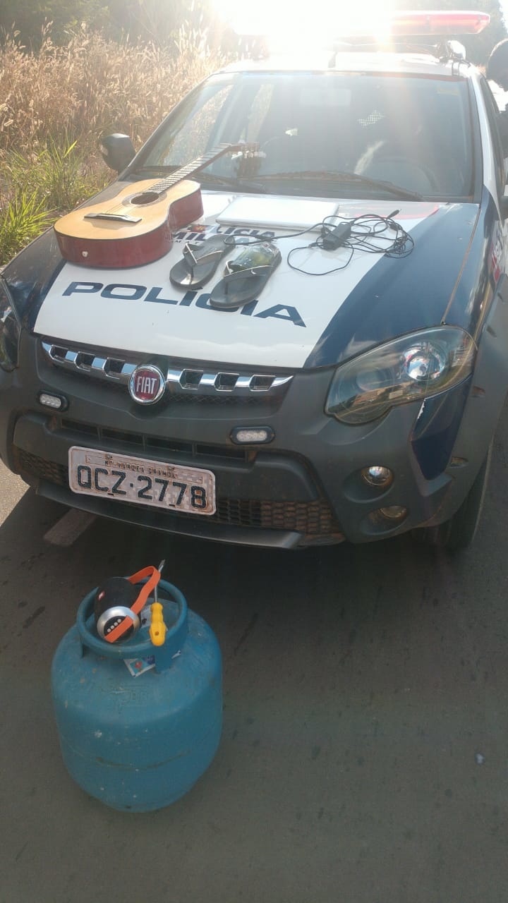 Três homens são presos em flagrante furtando residência
