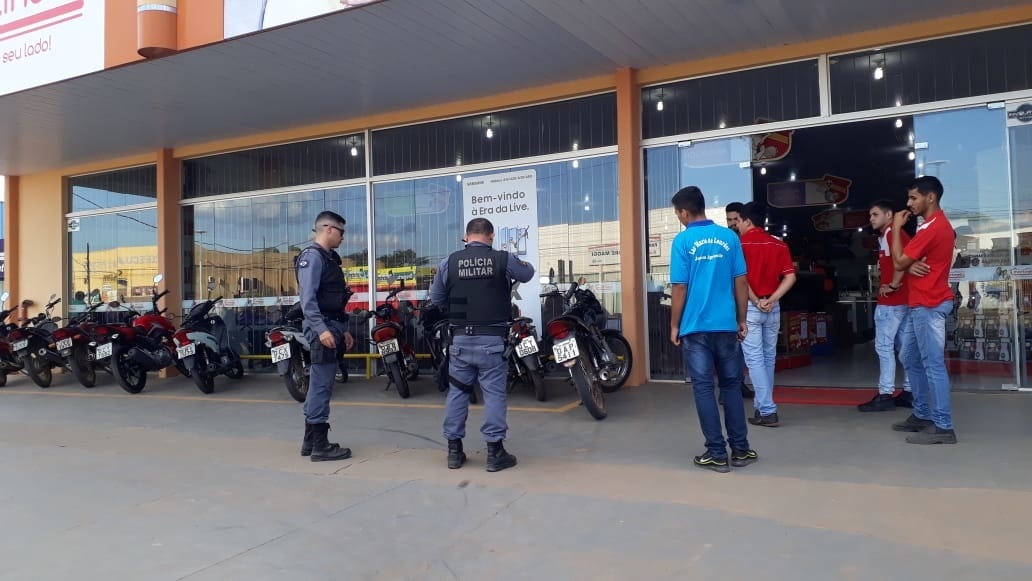 Bandidos atiram durante assalto a comércio