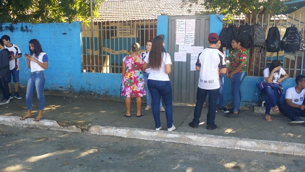 Professores e alunos são impedidos de entrar em escola