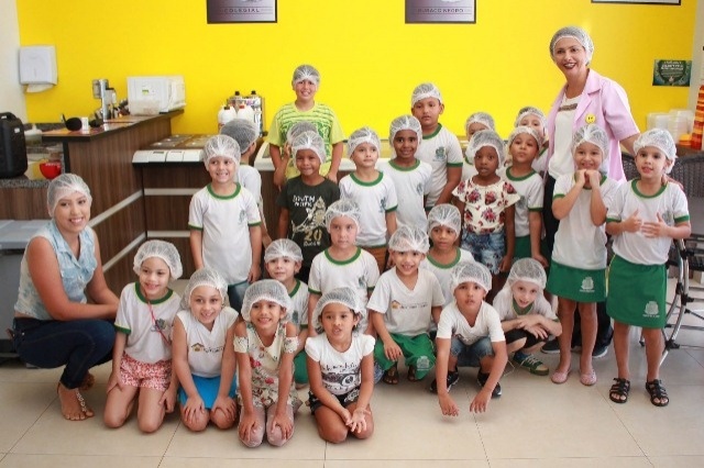 A pedido de alunos, professora os leva para conhecerem fábrica de sorvete