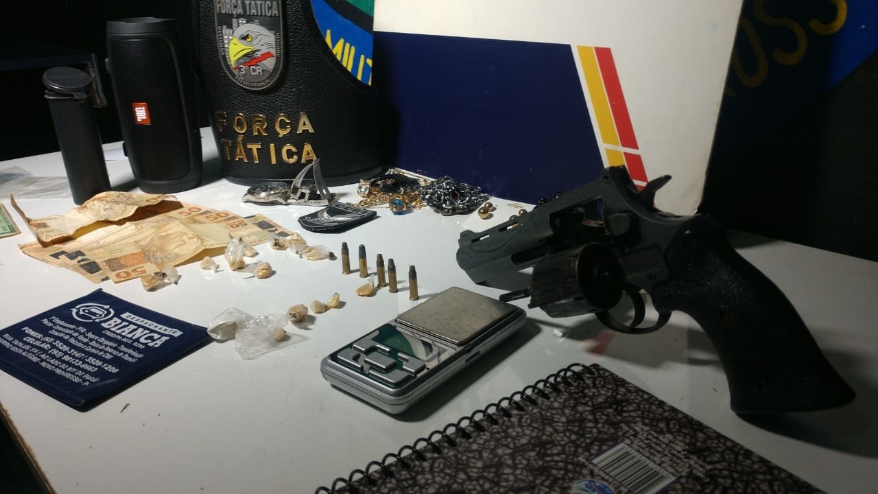 Jovem é preso com arma e drogas em residência