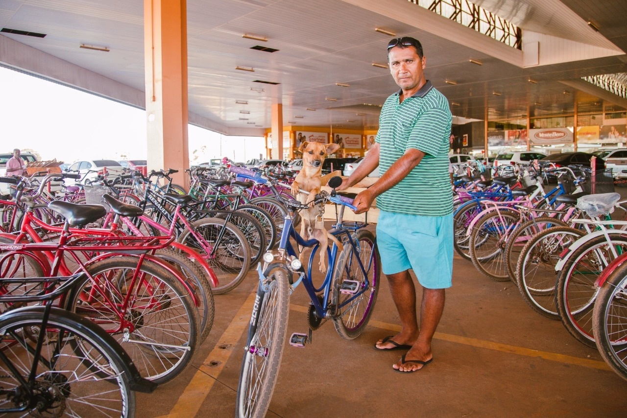 Pepeu, o companheiro fiel que espera dono em bike