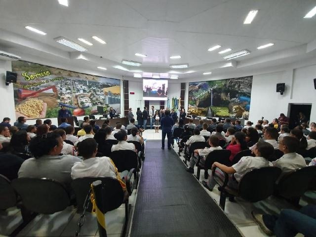 Escola Tiradentes de Sorriso recebe ‘Mérito Educativo’ por qualidade dos serviços
