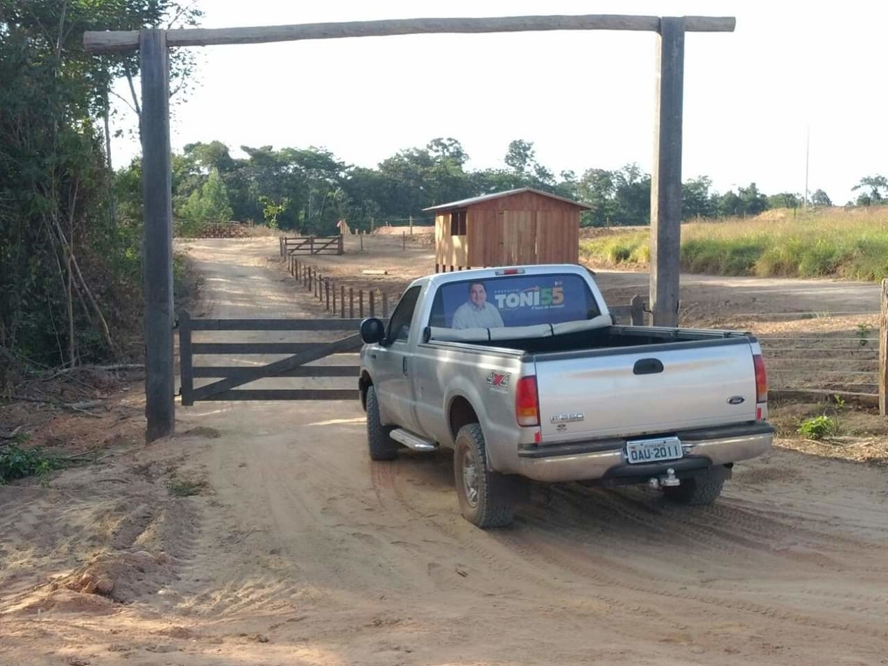 Fazendeiro morre após ficar prensado entre camionete e porteira