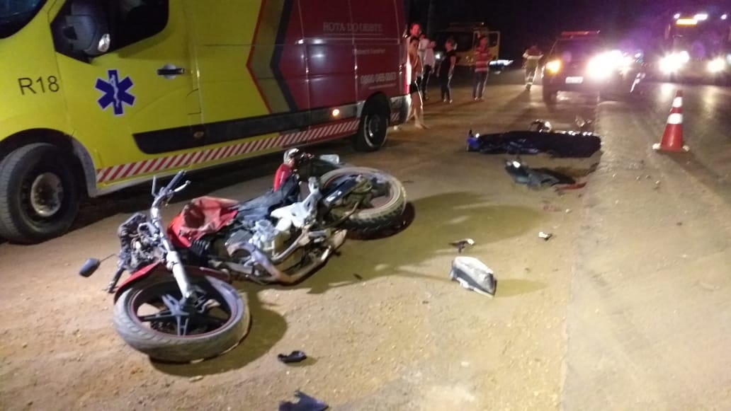 Homem morre após bater moto em carreta que invadiu BR-163