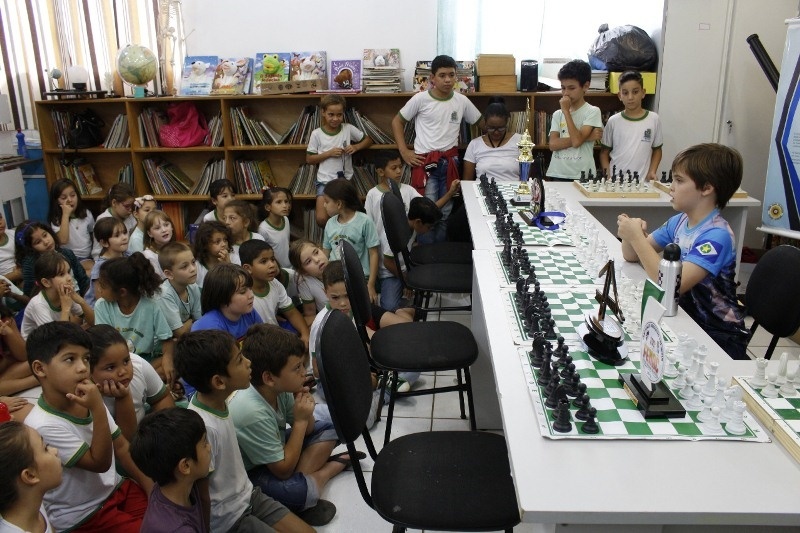 Professora elabora projeto para fomento do xadrez entre seus alunos