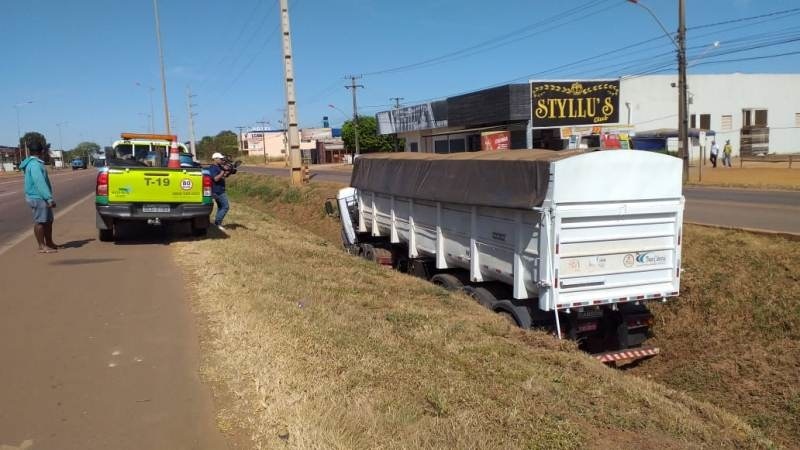 Após atingir poste, carreta para dentro de vala na BR-163