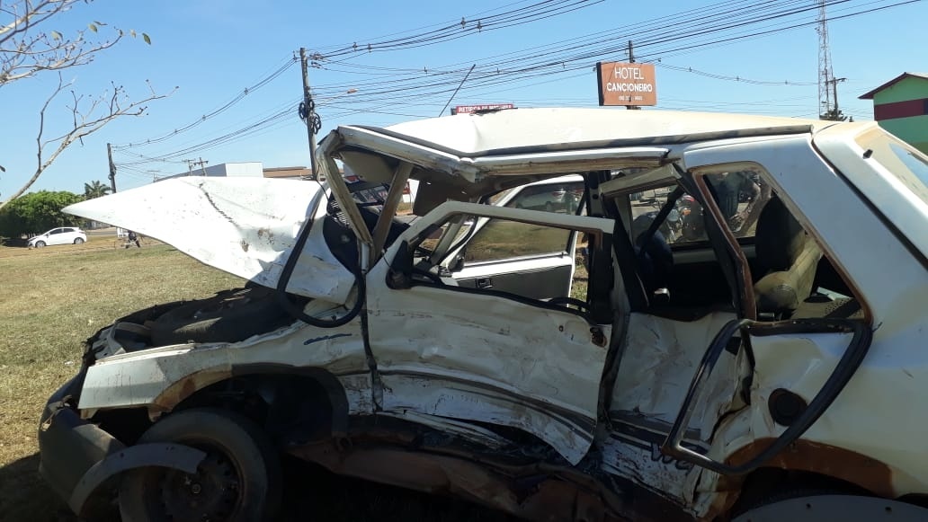 Carro fica completamente destruído após colisão na BR-163