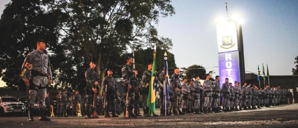 Rotam comemora aniversário com medalhas de reconhecimento