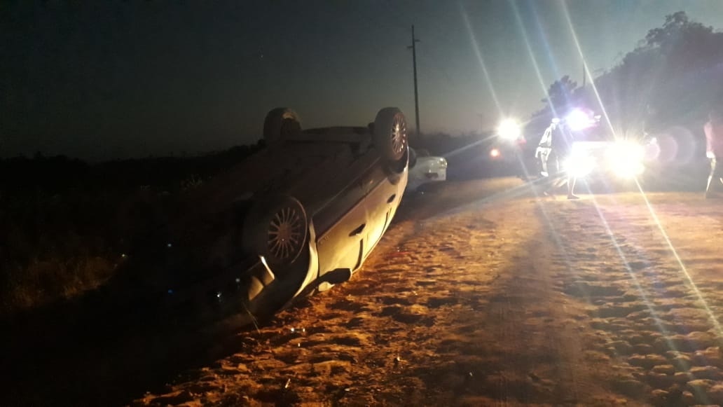 Carros capotam após colisão e condutor fica ferido