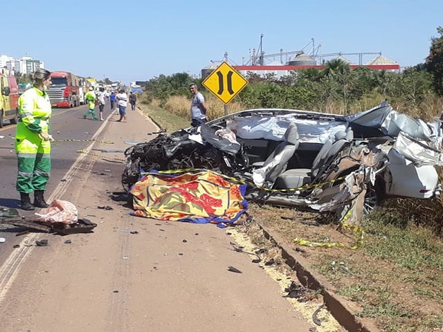 Colisão frontal entre carro e carreta deixa um morto na BR-163
