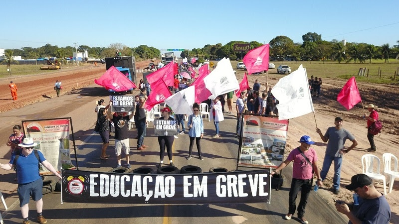 Sintep-MT intensifica a greve com interdição da BR 364