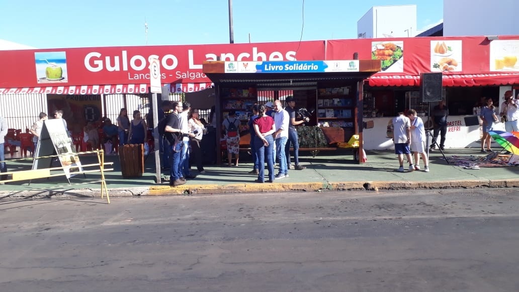 Mini biblioteca é instalada em ponto de ônibus em Sinop