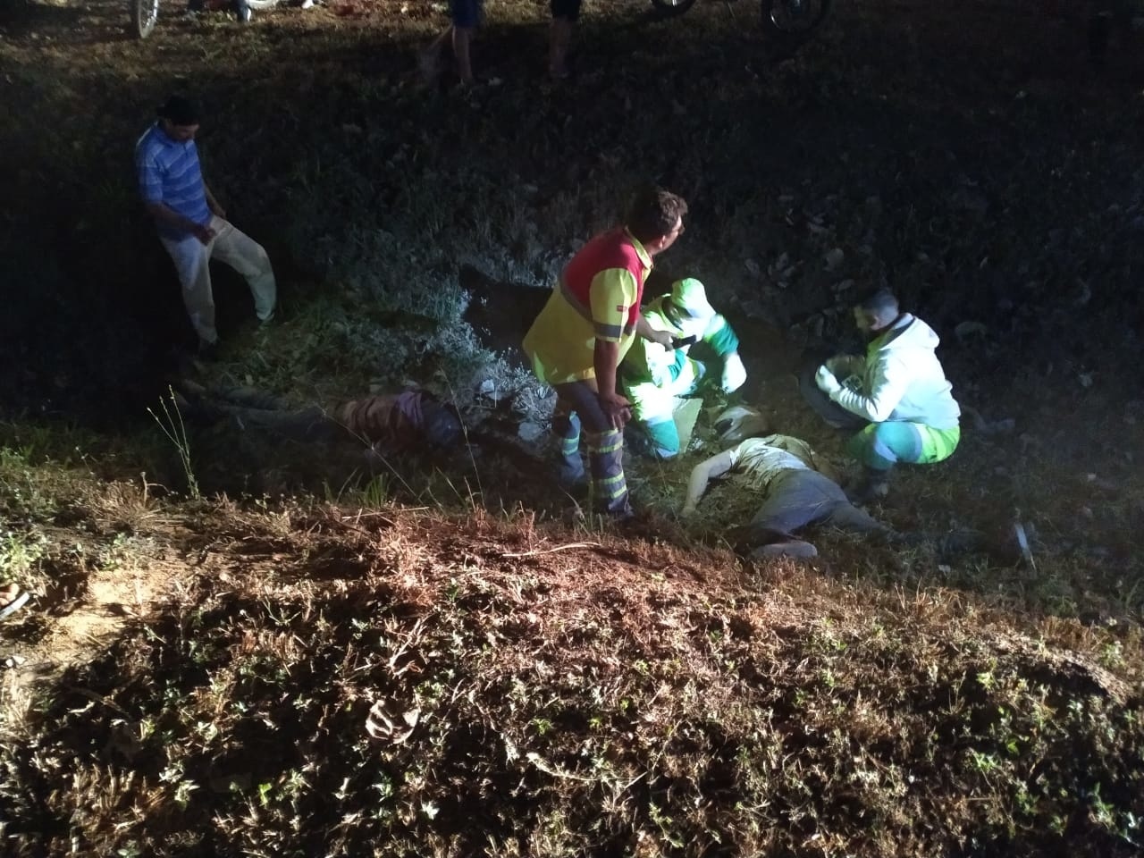 Ocupantes de motocicleta ficam em estado grave após acidente de trânsito