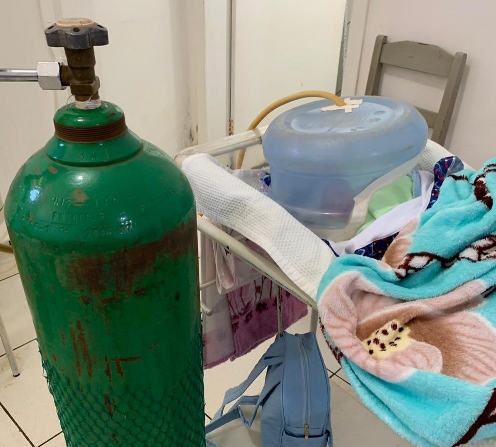 Hospital sem UTI neonatal improvisa tenda de oxigênio com garrafão para atender bebês