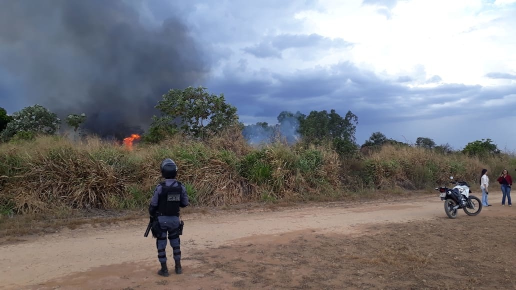 Criminoso ateia fogo em mata durante fuga da polícia