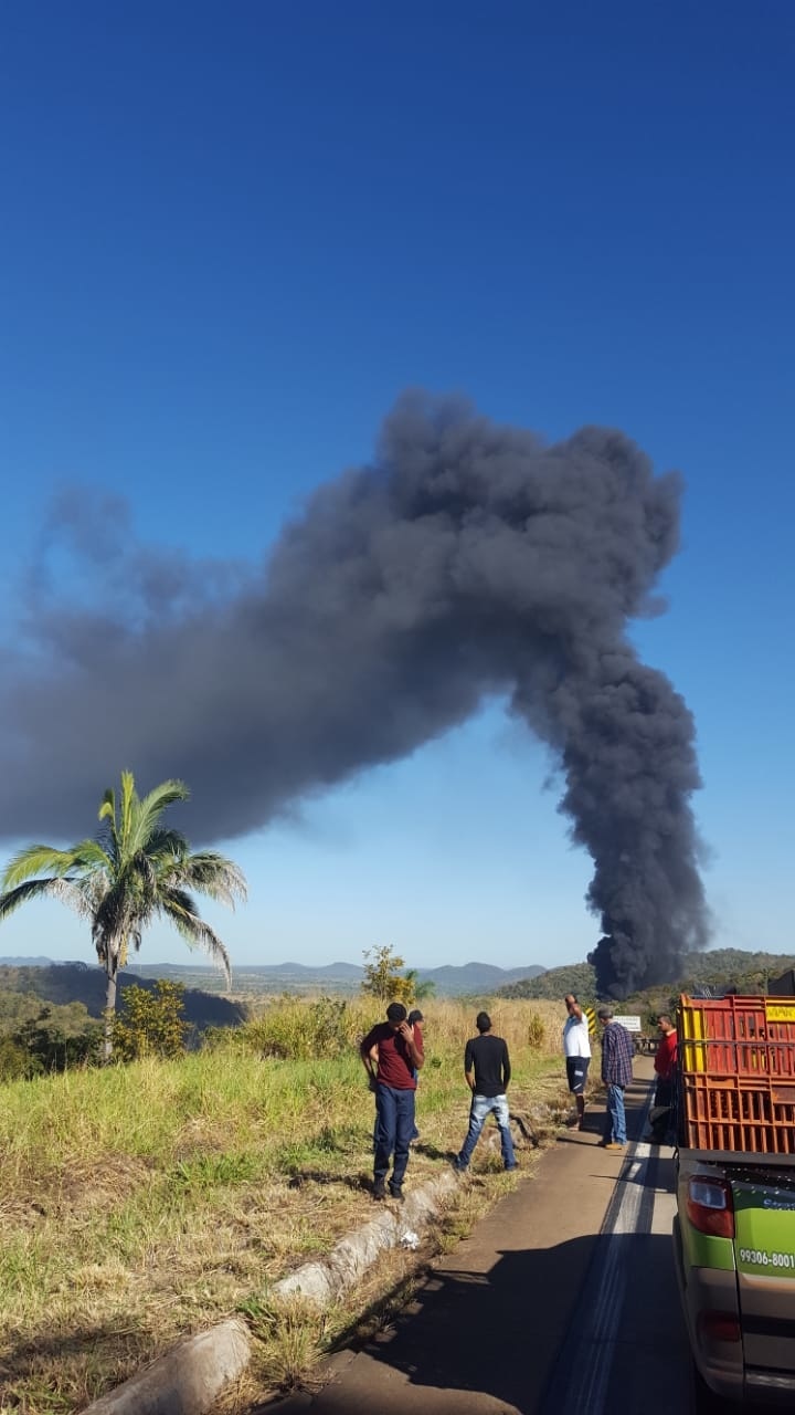 Carreta carregada com combustível pega fogo após colisão entre três veículos