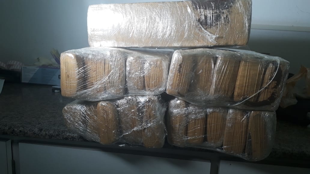 Mais de 20 kg de drogas são encontrados em mala de adolescente