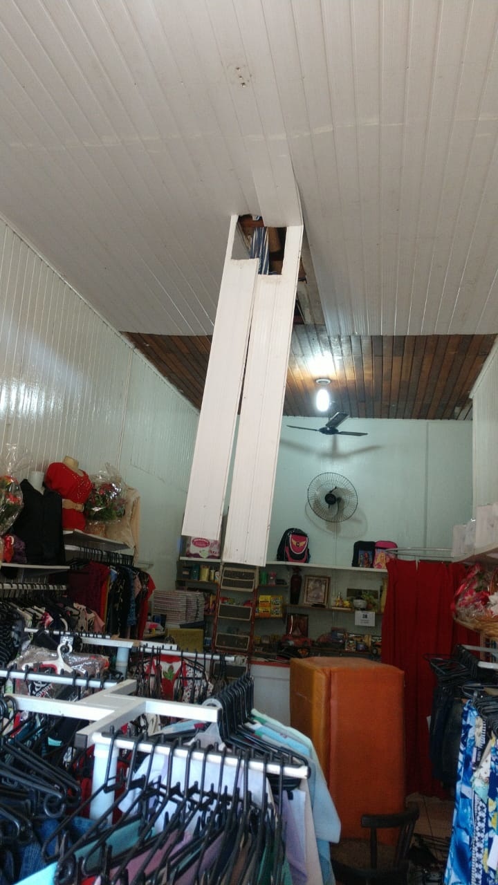 Criminoso invade empresa pelo telhado e foge levando roupas de manequim