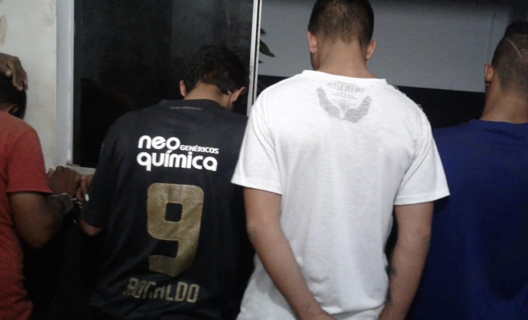 Polícia prende quatros pessoas suspeitas de envolvimento com tráfico de drogas
