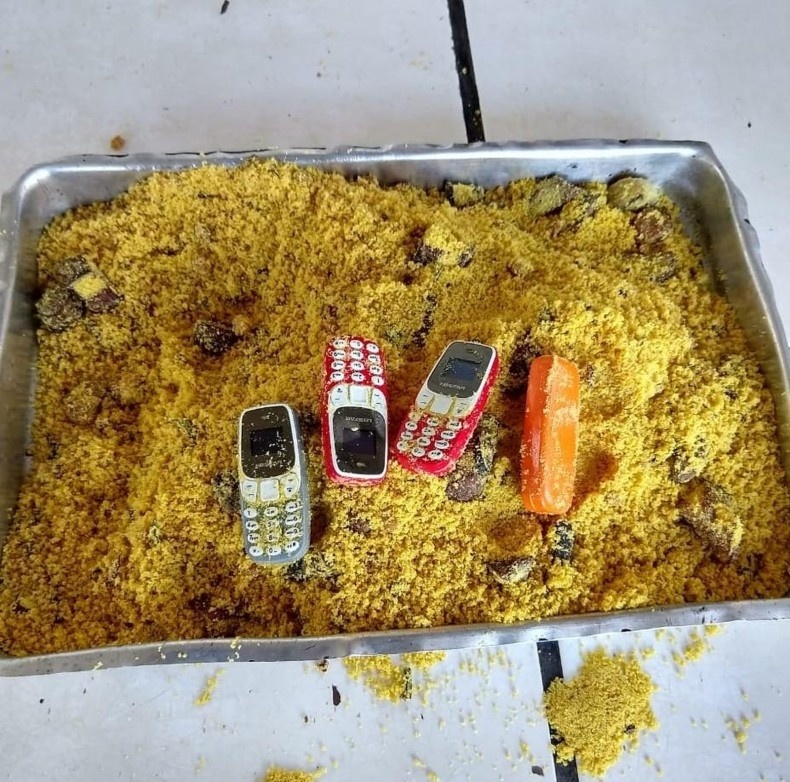 Mãe tenta entrar em cadeia com mini-celulares escondidos em farofa