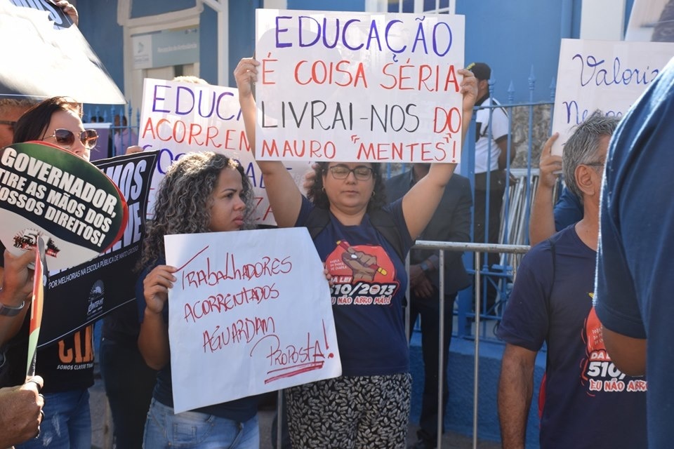 Professores que estão em greve há 58 dias acampam na Assembleia de MT