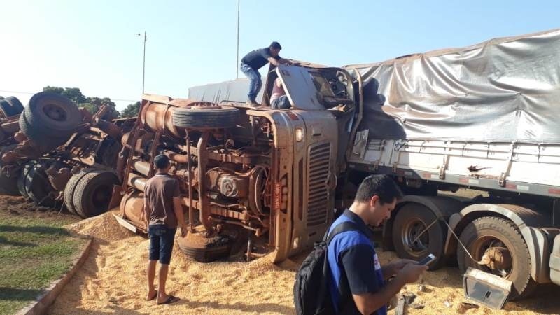 Carga de carreta interdita pista após colisão no trevo de Santa Carmem