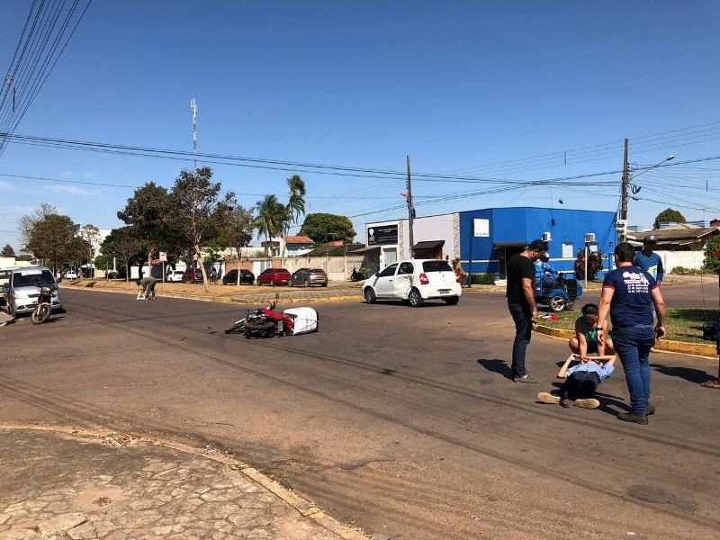 Motoboy fica ferido em colisão entre carro e moto