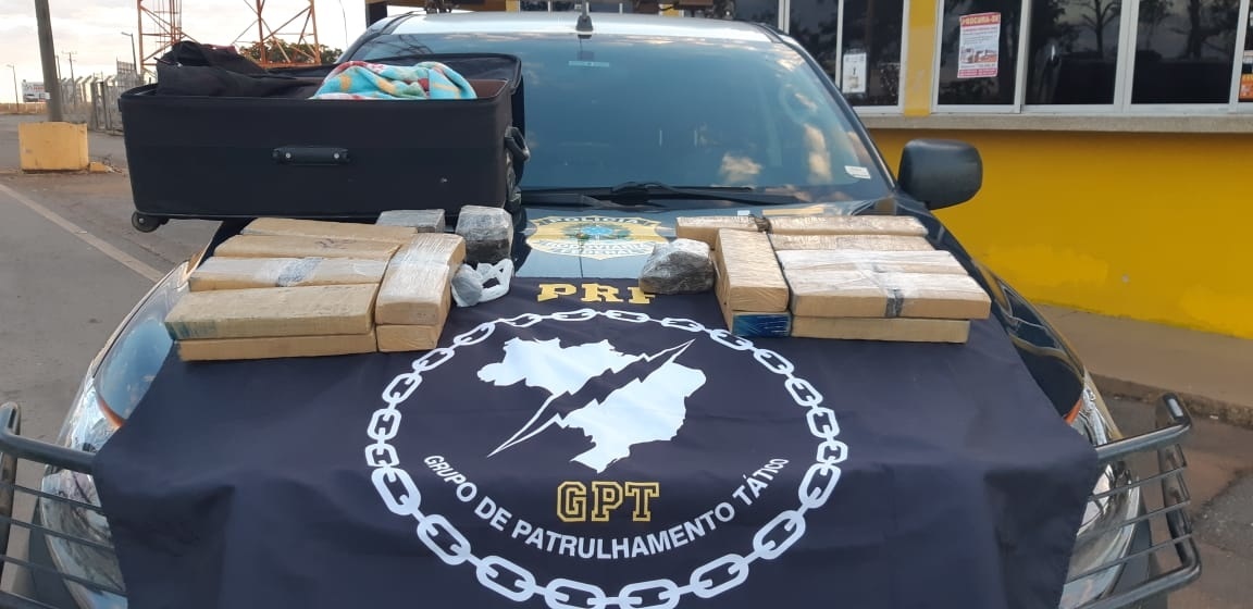 Mulher é presa pedindo carona na BR-163; ela estava com 27 tabletes de maconha