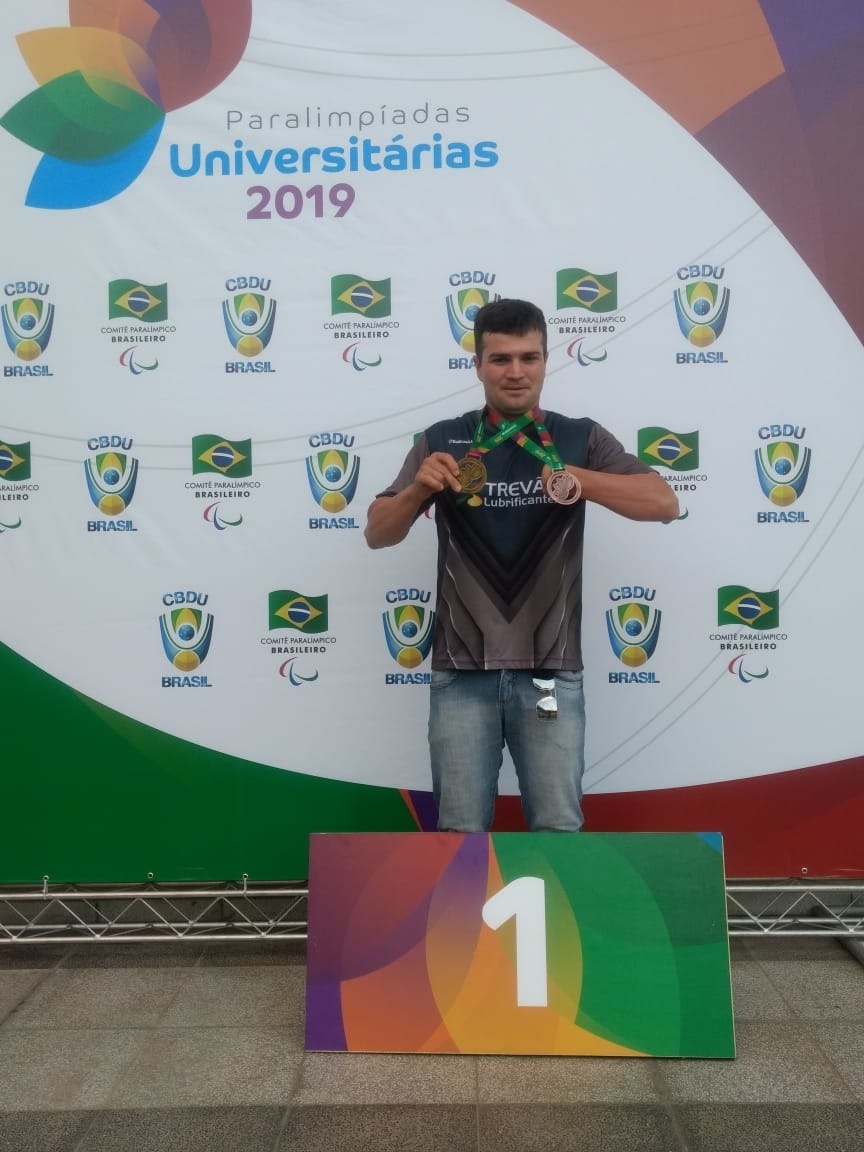 Superação e sucesso nas piscinas: O paratleta sinopense conquistou o 1 lugar na paralimpíadas universitárias